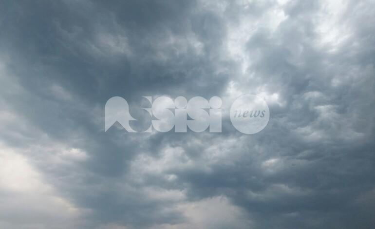 Meteo Assisi 15-17 maggio 2026: cieli grigi con sprazzi di sole e scrosci di pioggia