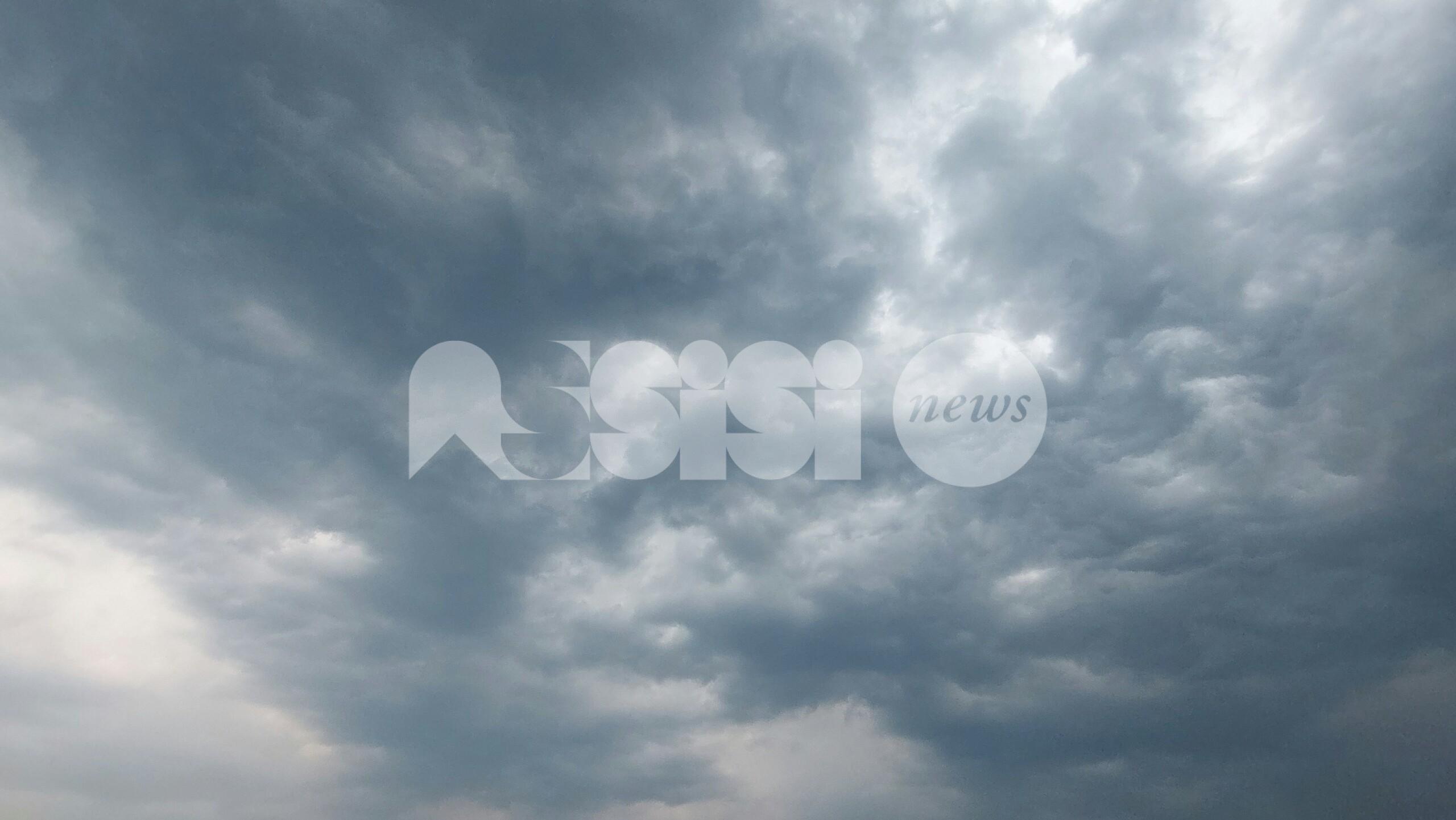 Meteo Assisi 15-17 maggio 2026: cieli grigi con sprazzi di sole e scrosci di pioggia