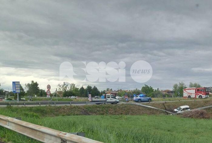 Incidente sulla Centrale Umbra, auto finisce fuori strada