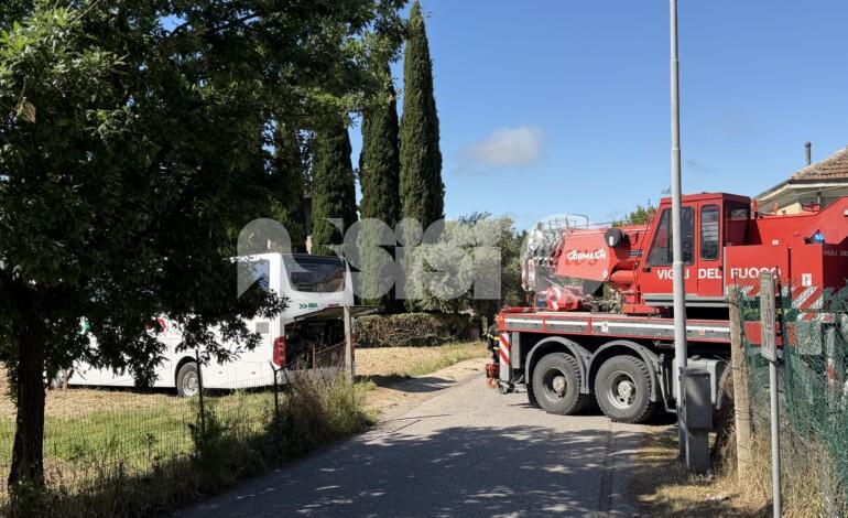 Pullman resta bloccato nel fango a Rivotorto: intervento dei Vigili del Fuoco in via Renaiola (foto)