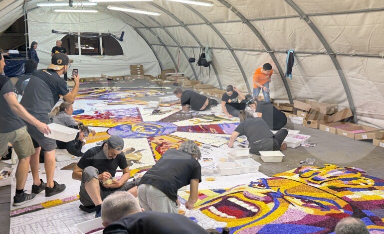 A Spello la notte dei fiori, un lavoro lungo e dettagliato dove trionfano arte e passione (foto)