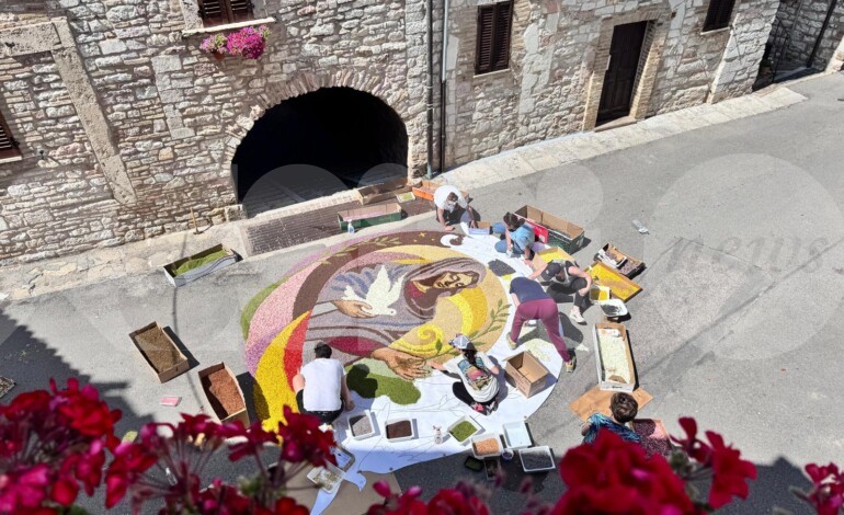 Infiorate 2026 ad Assisi, si rinnova la tradizione per vie e vicoli e a Petrignano (foto)