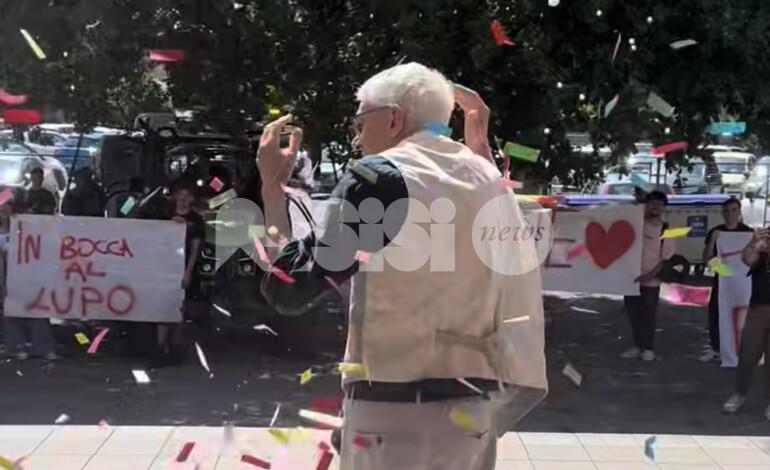 In pensione il preside Carlo Menichini: la commovente sorpresa degli studenti del Polo Bonghi (video)