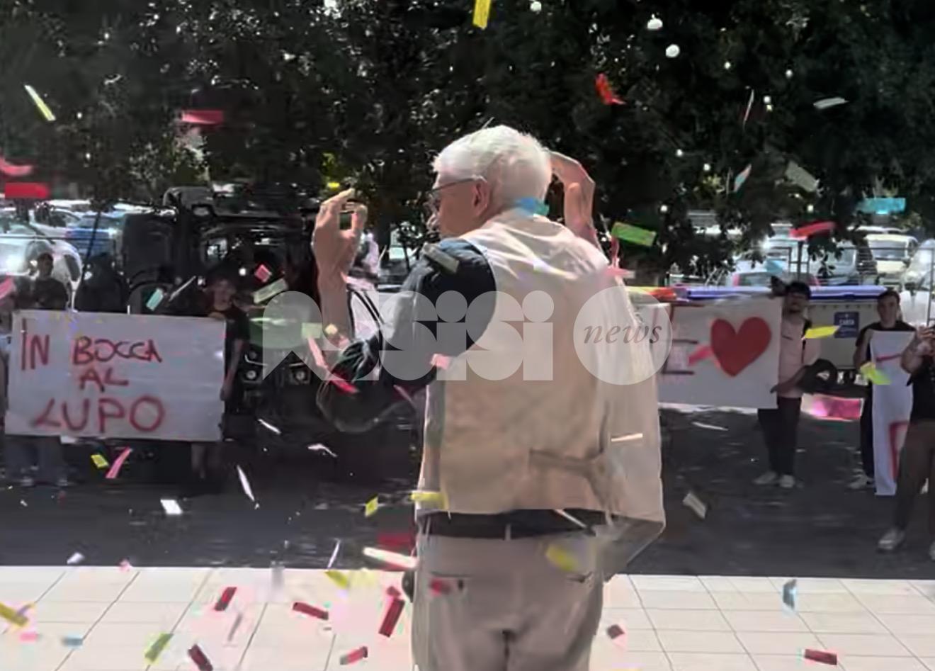 In pensione il preside Carlo Menichini: la commovente sorpresa degli studenti del Polo Bonghi (video)