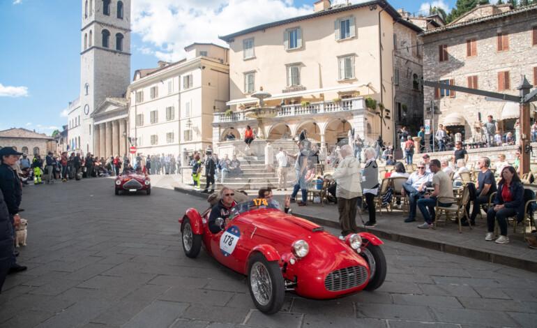 La Mille Miglia arriva ad Assisi: per i partecipanti in regalo una copia del Cantico. Le modifiche alla viabilità