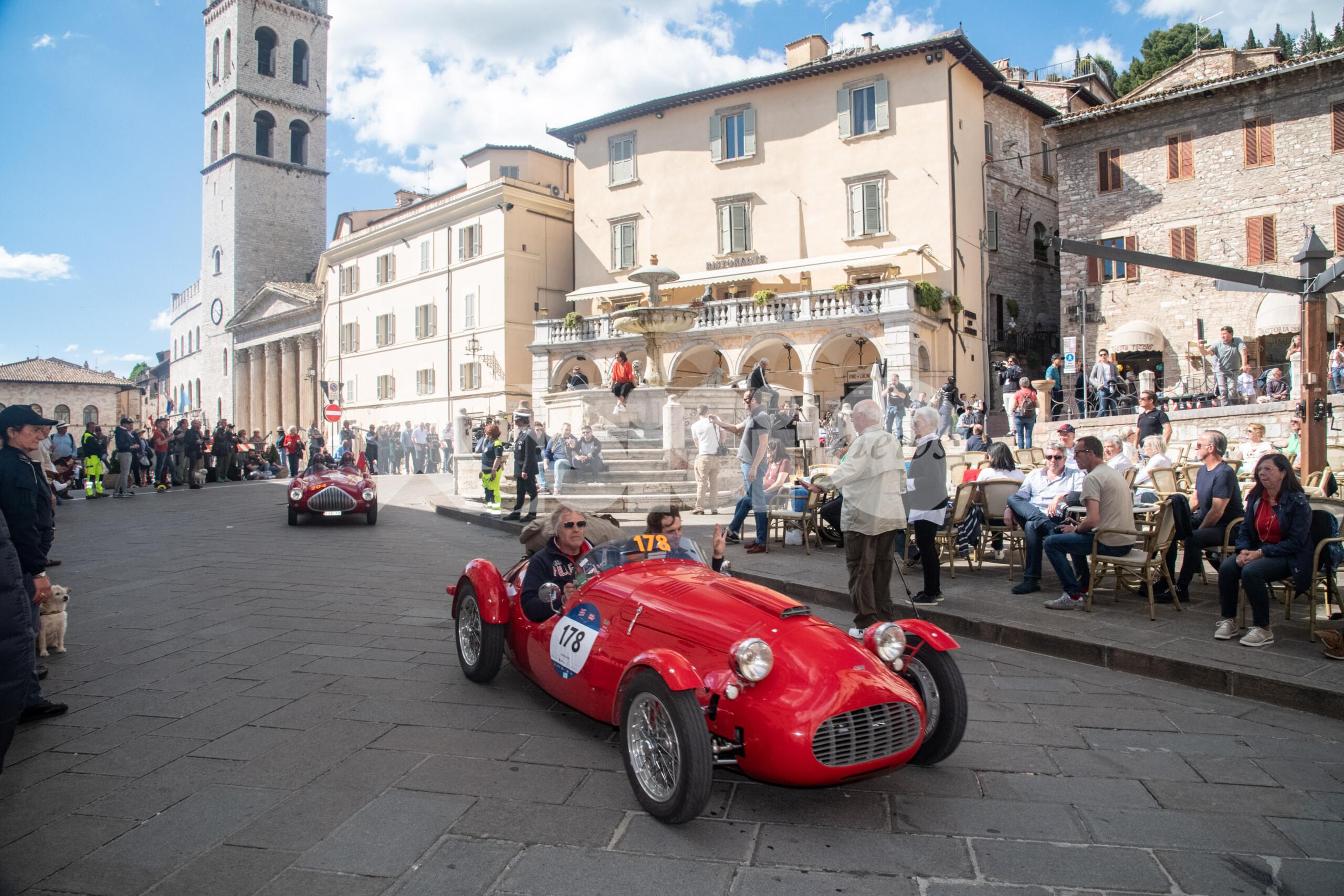 La Mille Miglia arriva ad Assisi: per i partecipanti in regalo una copia del Cantico. Le modifiche alla viabilità