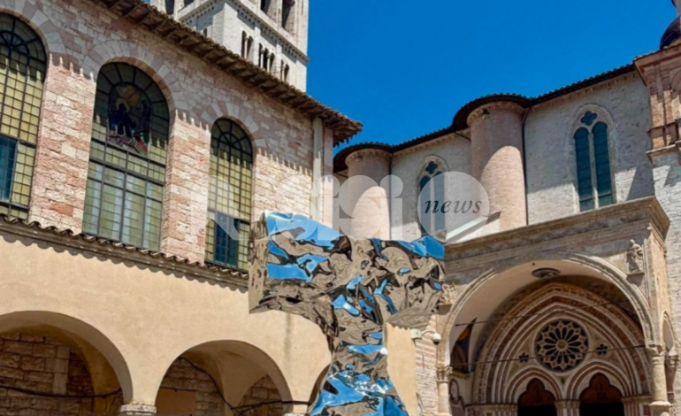Ad Assisi da oggi la mostra a cielo aperto “Un Fiat…Dialoghi di Luce”: sei opere monumentali in centro storico (foto)