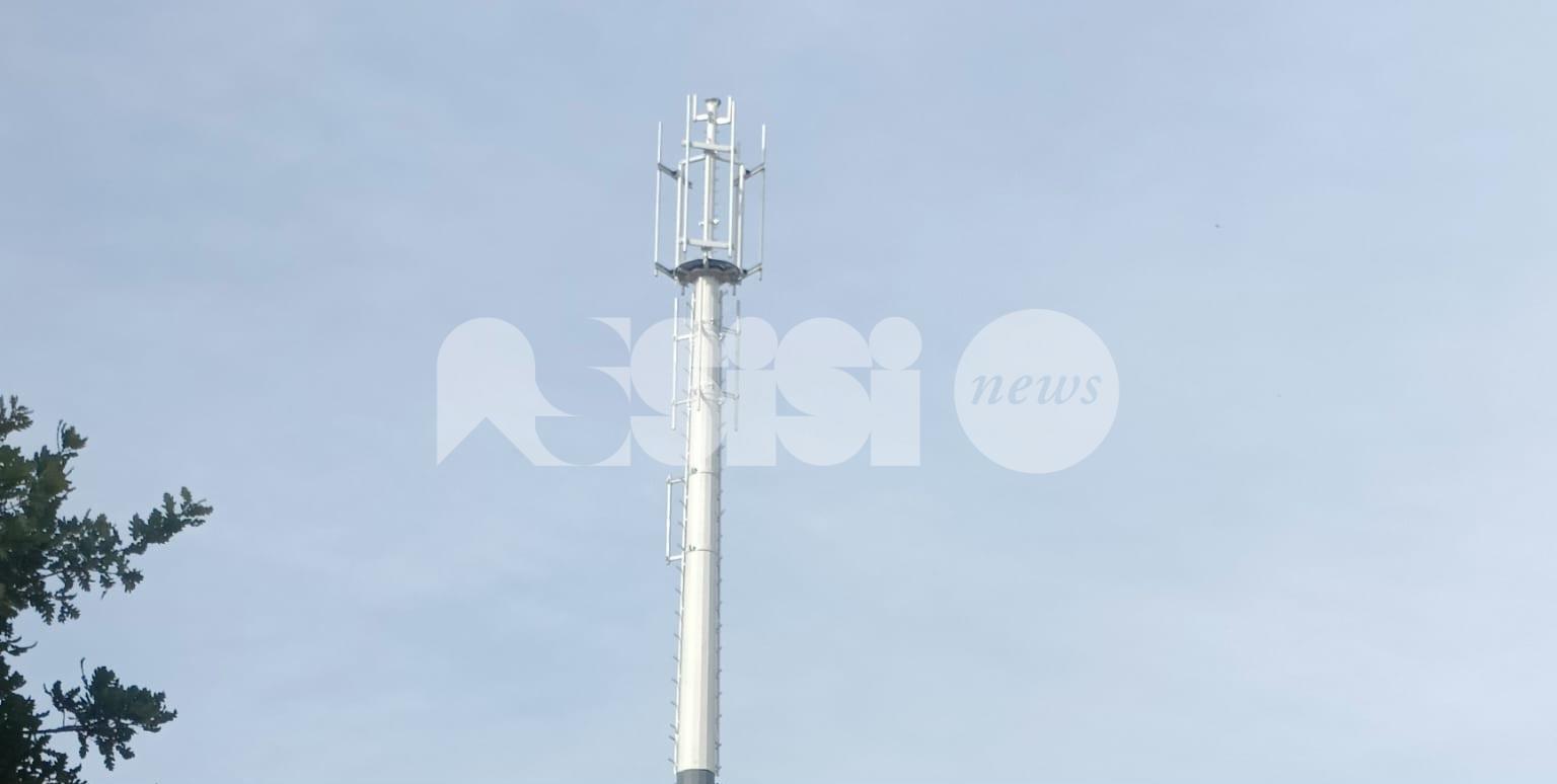 Spunta una nuova antenna 5G, stavolta a Capodacqua: "Cittadini non informati, perché?"
