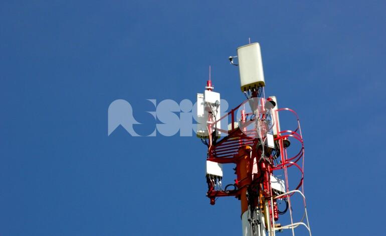 Antenne sul territorio, il Comune chiarisce: “A Capodacqua sorge su un terreno privato e il Comune non può bloccarla”