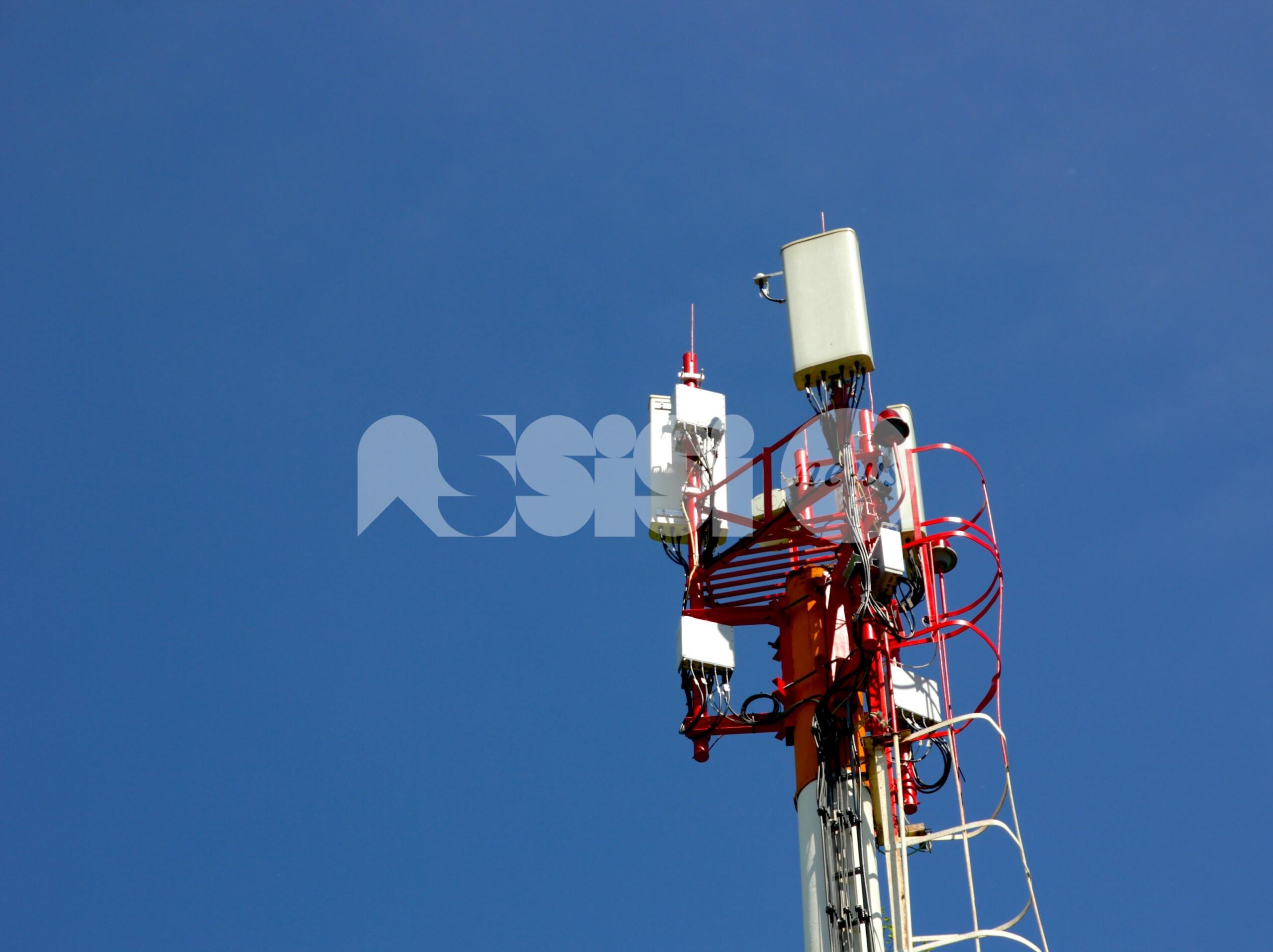 Antenne sul territorio, il Comune chiarisce: "A Capodacqua sorge su un terreno privato e il Comune non può bloccarla"