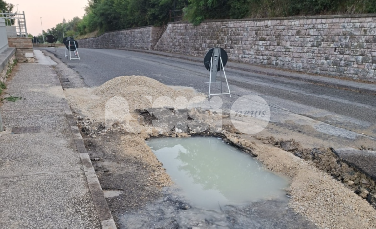 Perdita d’acqua in via Madonna dell’Olivo e disagi
