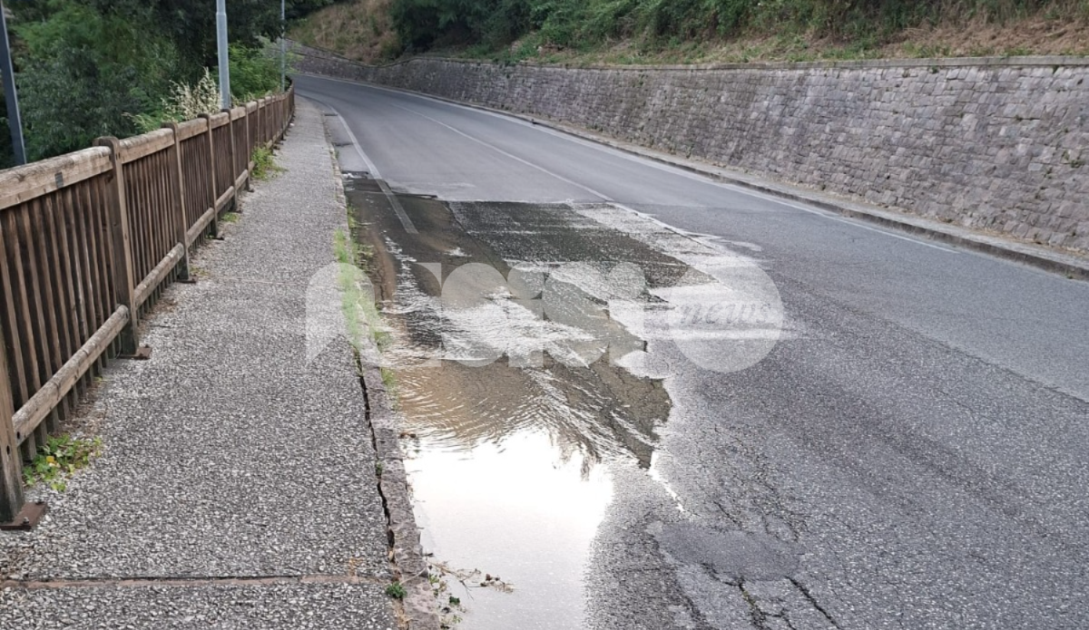 Perdita di acqua in via Madonna dell'Olivo