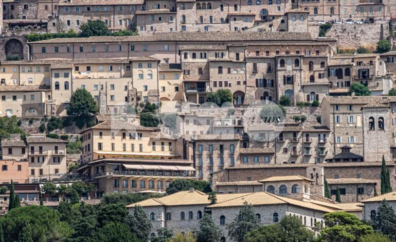 Brutto clima, davvero: la politica ad Assisi ritrovi il senso della misura