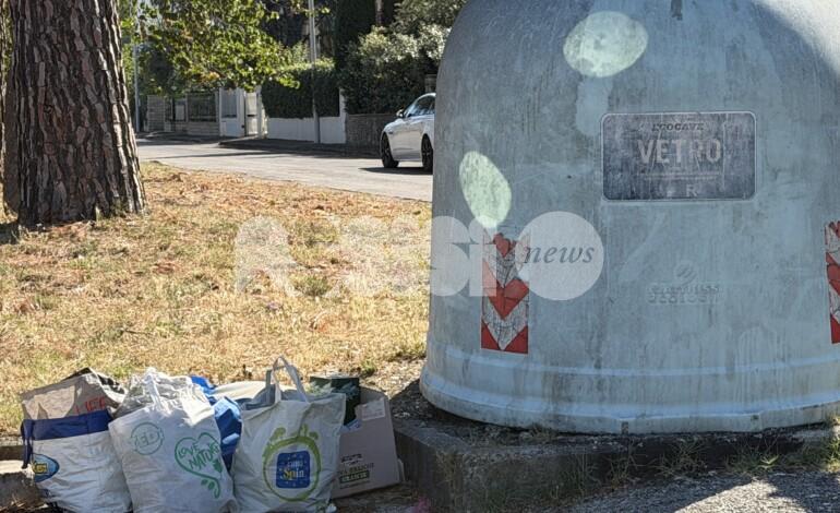 Abbandono di rifiuti accanto alle campane del vetro: ancora segnalazioni a Santa Maria degli Angeli (foto)