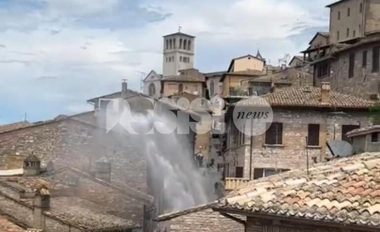 Nuova perdita d’acqua a San Pietro: Assisi come l’Islanda, ma c’è chi conta i danni (video)