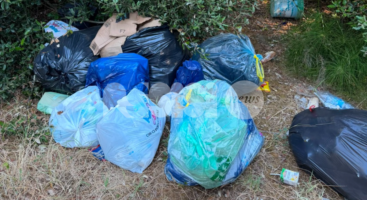 Bastia Umbra, discarica abusiva nel parcheggio di via del Lavoro