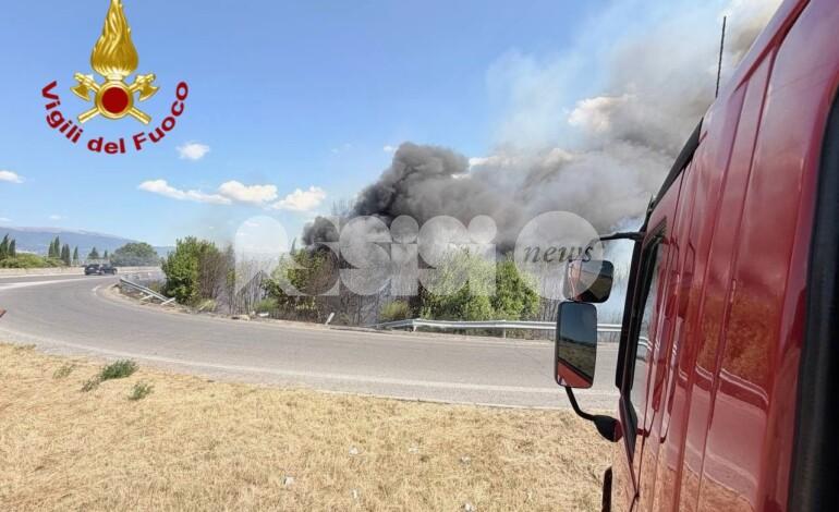 Auto si ribalta e prende fuoco sulla SS75: code e disagi (foto)