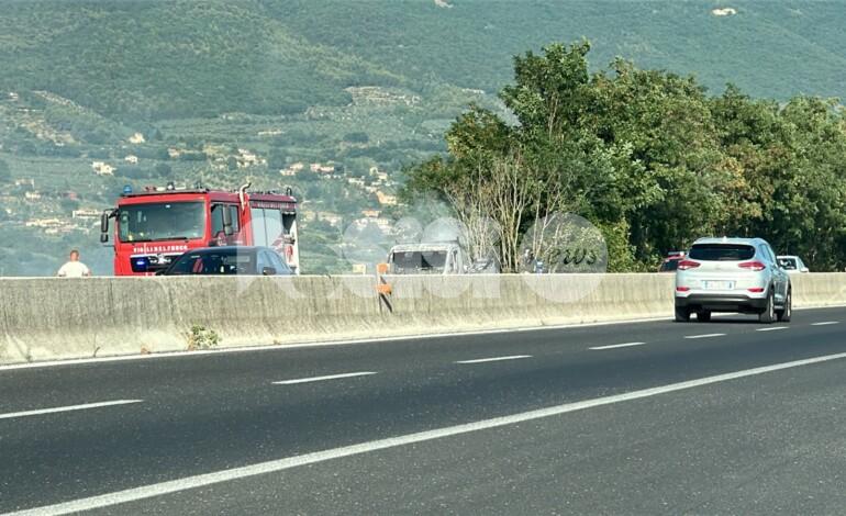 Furgone in fiamme sulla Centrale Umbra: vigili del fuoco sul posto