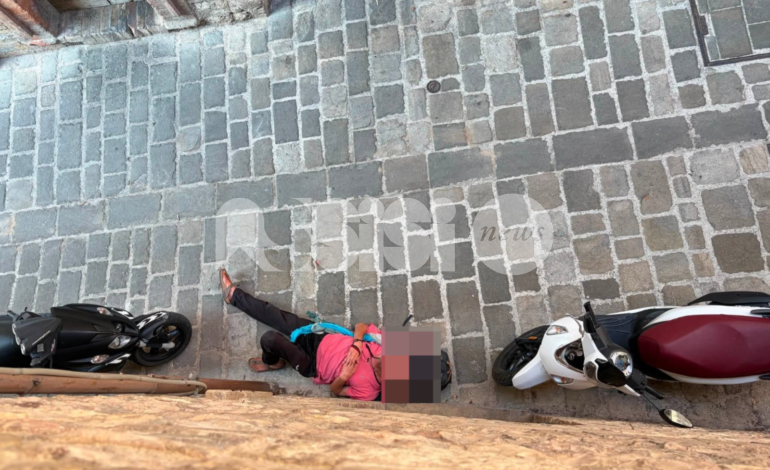 Uomo si stende davanti alla porta di un’abitazione del centro. Addio al decoro e residenti bloccati