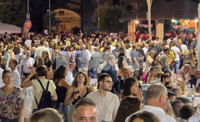 DJ Ralf fa ballare Costano: house e solidarietà sotto le stelle per l’anteprima della Sagra della Porchetta 2026