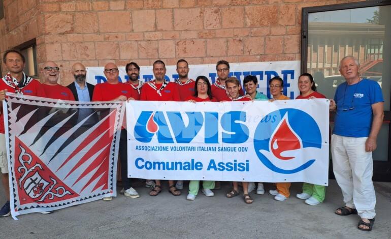 Gli Sbandieratori di Assisi tornano a donare con AVIS: un pensiero per gli altri prima delle vacanze