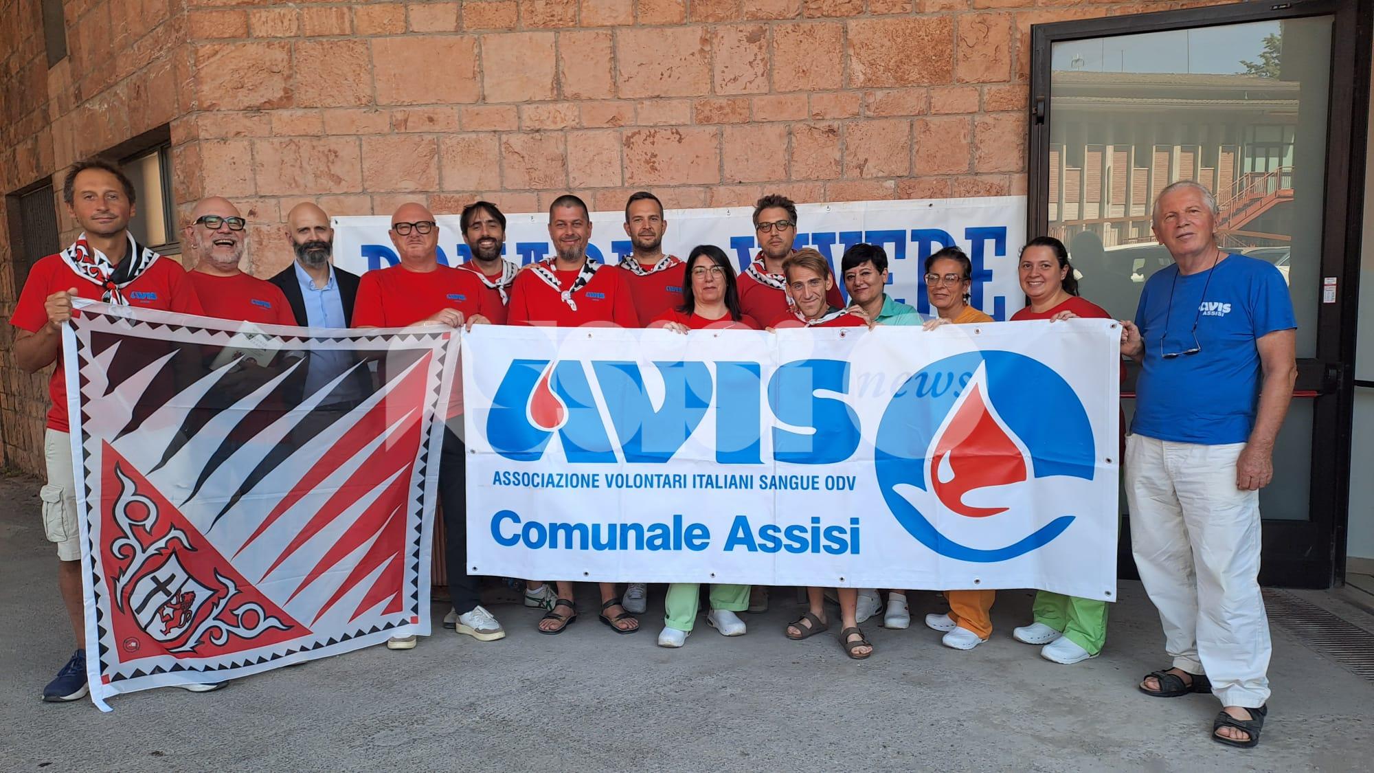 Gli Sbandieratori di Assisi tornano a donare con AVIS: un pensiero per gli altri prima delle vacanze
