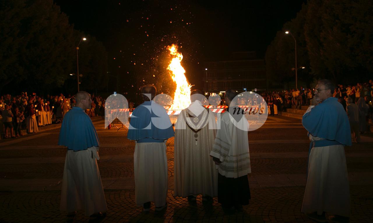 A Santa Maria degli Angeli si celebra l’Assunta, tra il focaraccio e la Messa del 15 agosto (foto)