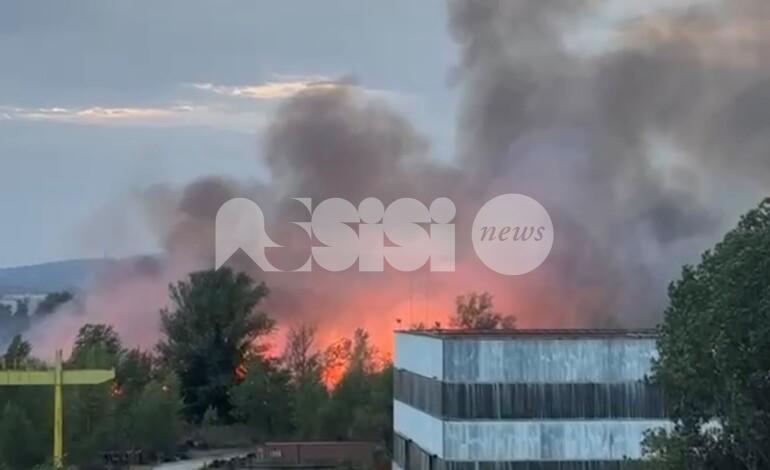 Incendio al percorso verde di Bastia Umbra, identificato un 75enne