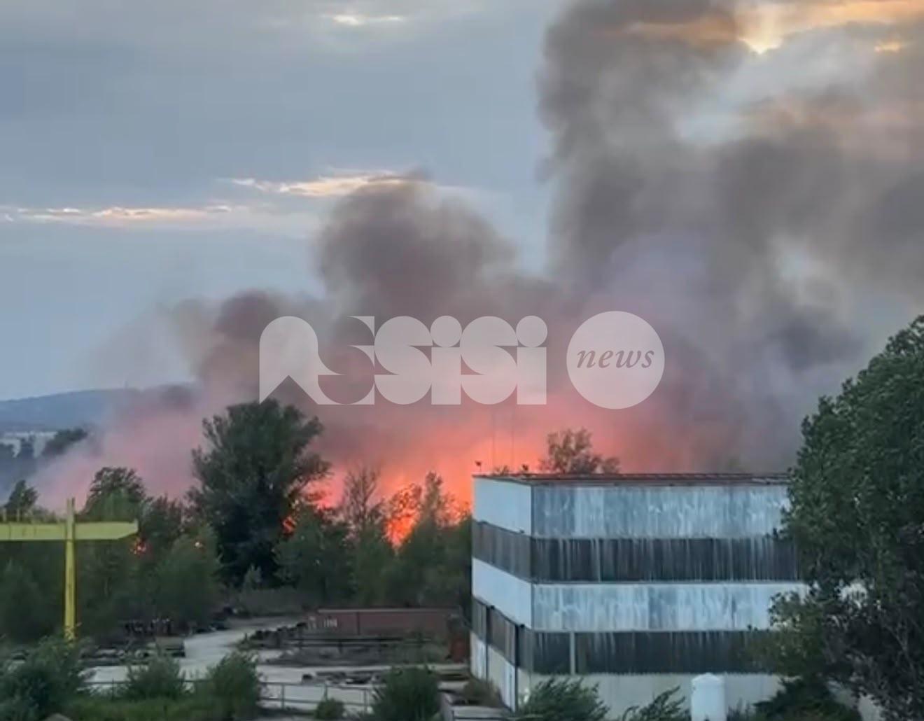 Incendio al percorso verde di Bastia Umbra, identificato un 75enne