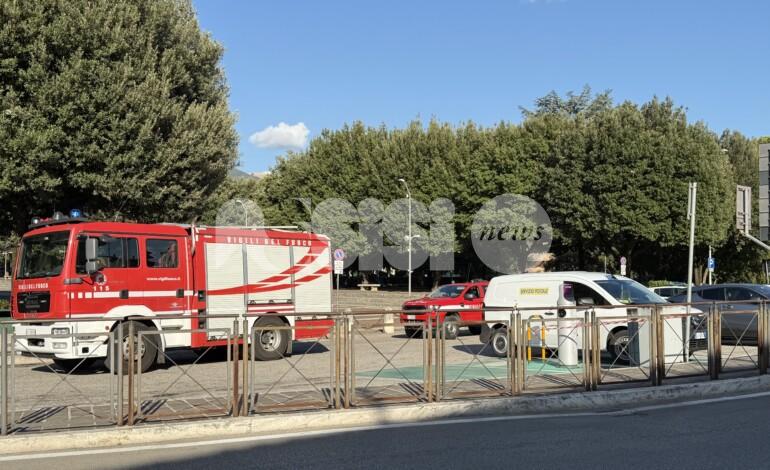 Fumo dall’armadio elettrico accanto alla colonnina di ricarica: intervento dei Vigili del Fuoco