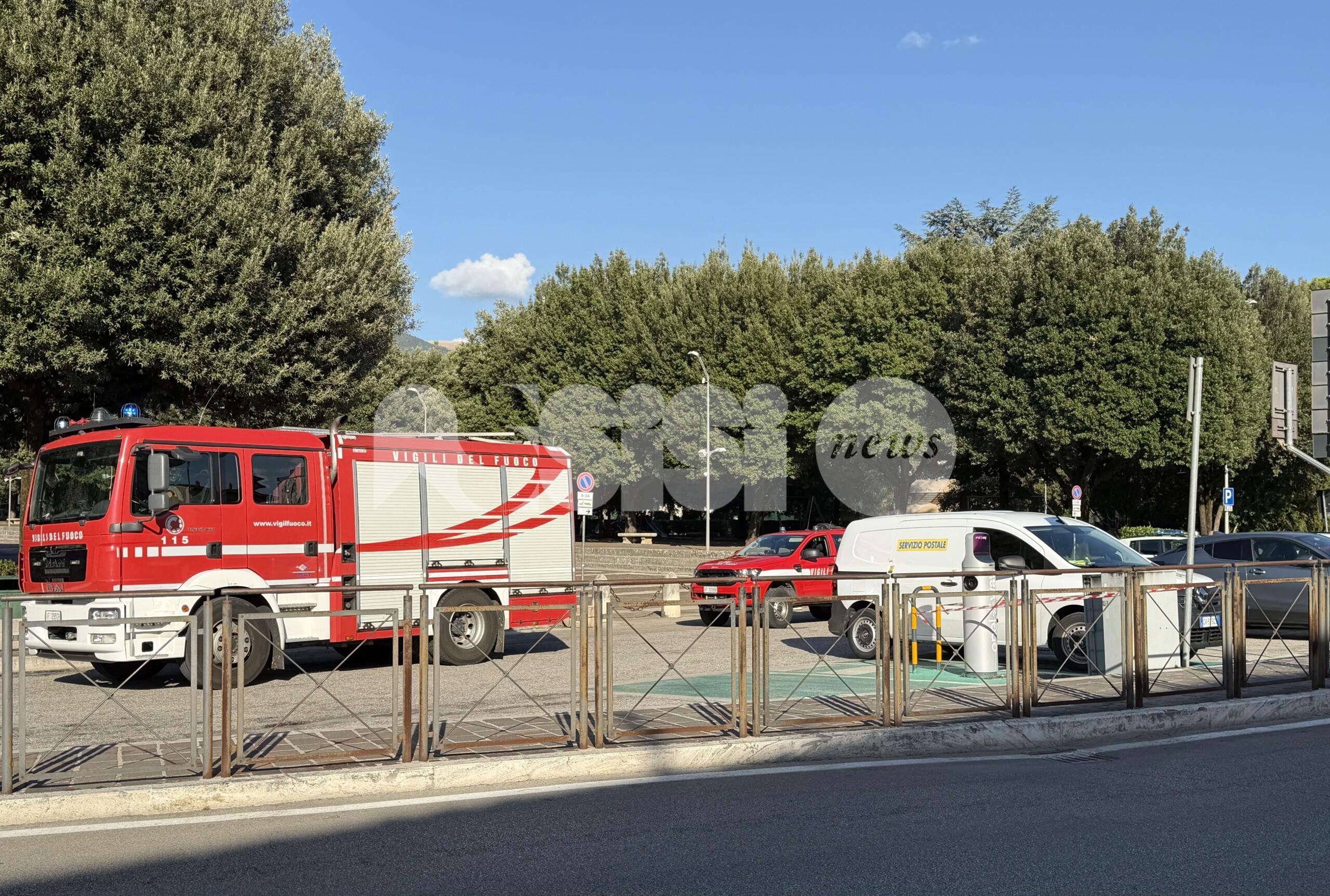 Fumo dall’armadio elettrico accanto alla colonnina di ricarica: intervento dei Vigili del Fuoco