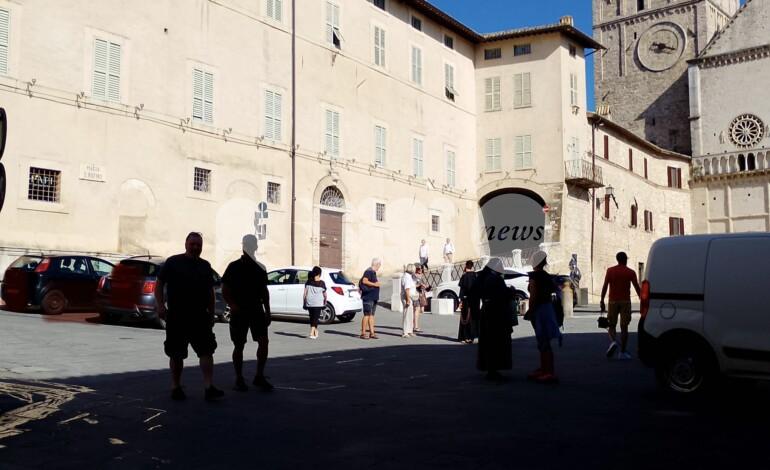Assisi, ZTL chiusa ma la sosta selvaggia continua: “I controlli non ci sono”