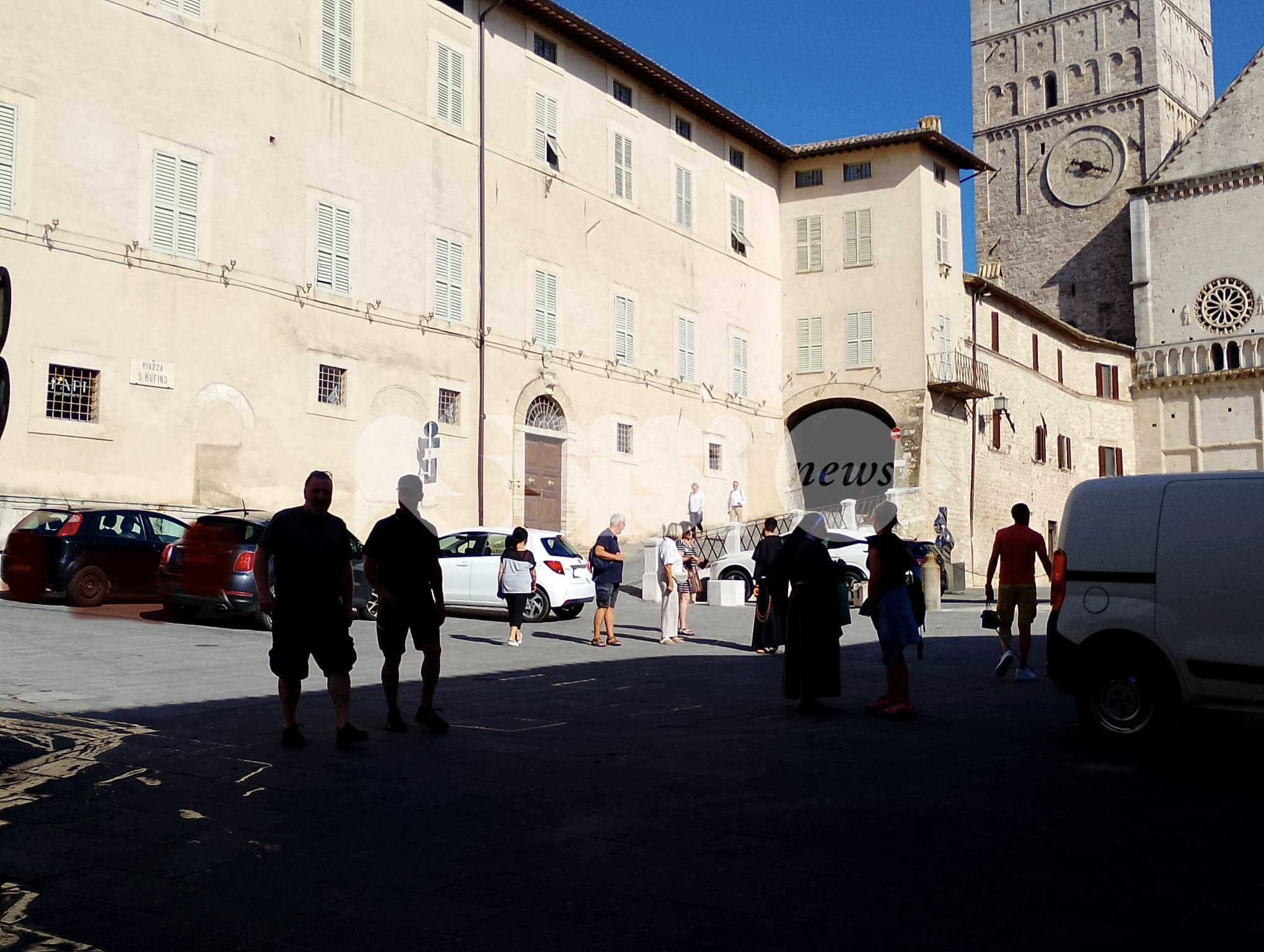 Assisi, ZTL chiusa ma la sosta selvaggia continua: “I controlli non ci sono”
