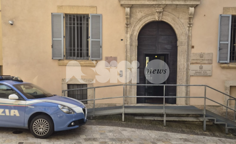 Aggredisce una donna, la riempe di insulti sessisti e razzisti e minaccia i poliziotti: arrestato 54enne