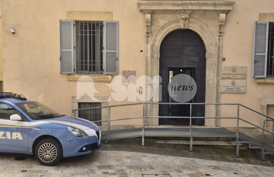 Aggredisce una donna, la riempe di insulti sessisti e razzisti e minaccia i poliziotti: arrestato 54enne