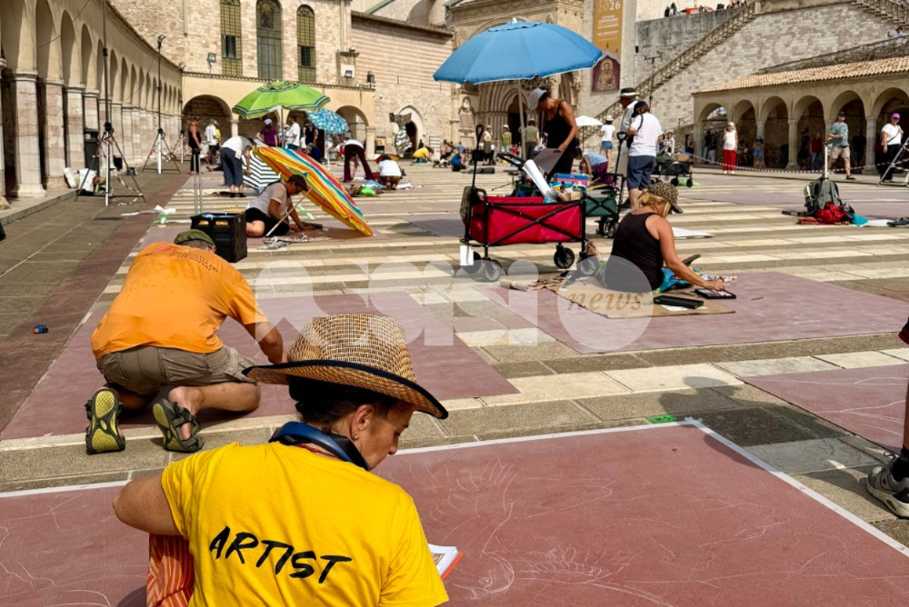 Madonnari a lavoro sulla Piazza inferiore per l'omaggio a San Francesco