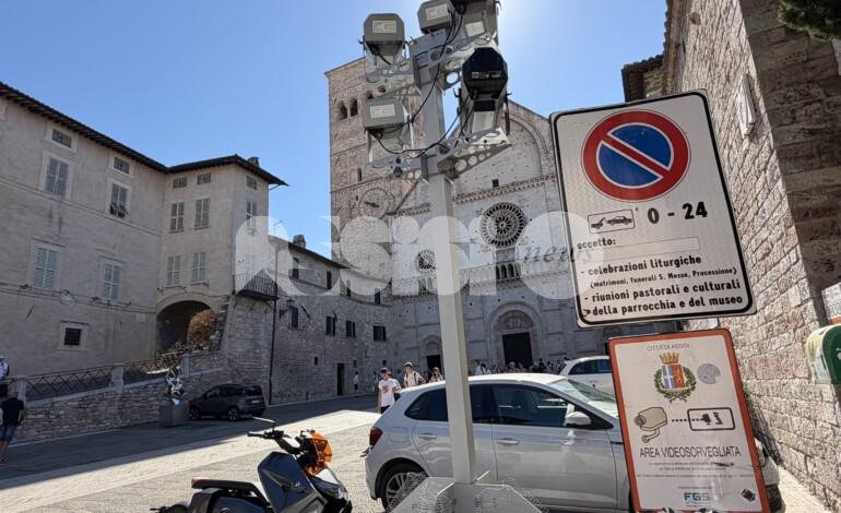 San Rufino, il piazzale diventa un parcheggio: catena tagliata, panchine spostate e auto ovunque (foto)