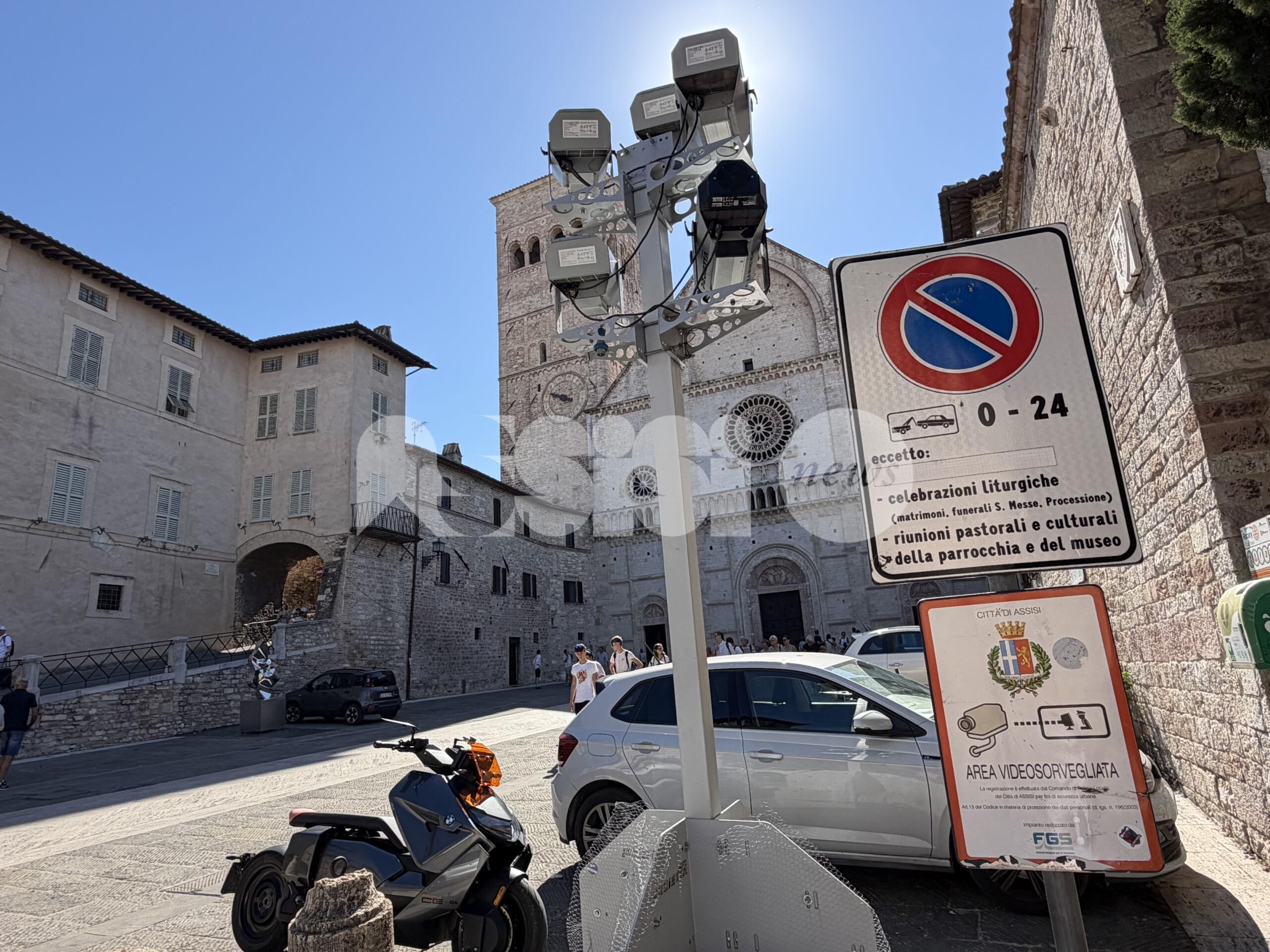 San Rufino, il piazzale diventa un parcheggio: catena tagliata, panchine spostate e auto ovunque (foto)