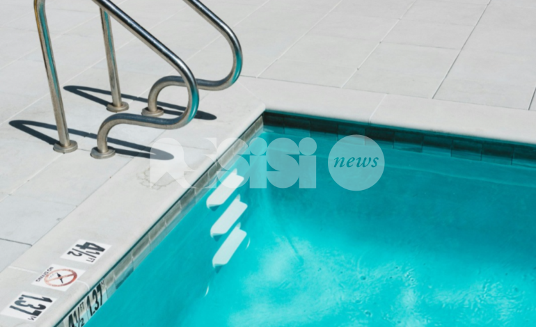 Paura in piscina a Petrignano, bimbo di 4 anni rischia di annegare: salvato da una dottoressa