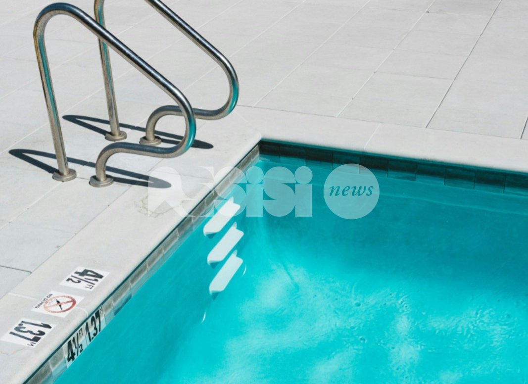 Paura in piscina a Petrignano, bimbo di 4 anni rischia di annegare: salvato da una dottoressa