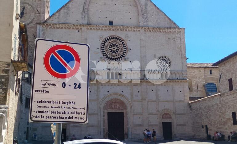 San Rufino, dopo le soste selvagge il cartello di divieto messo in posizione più visibile