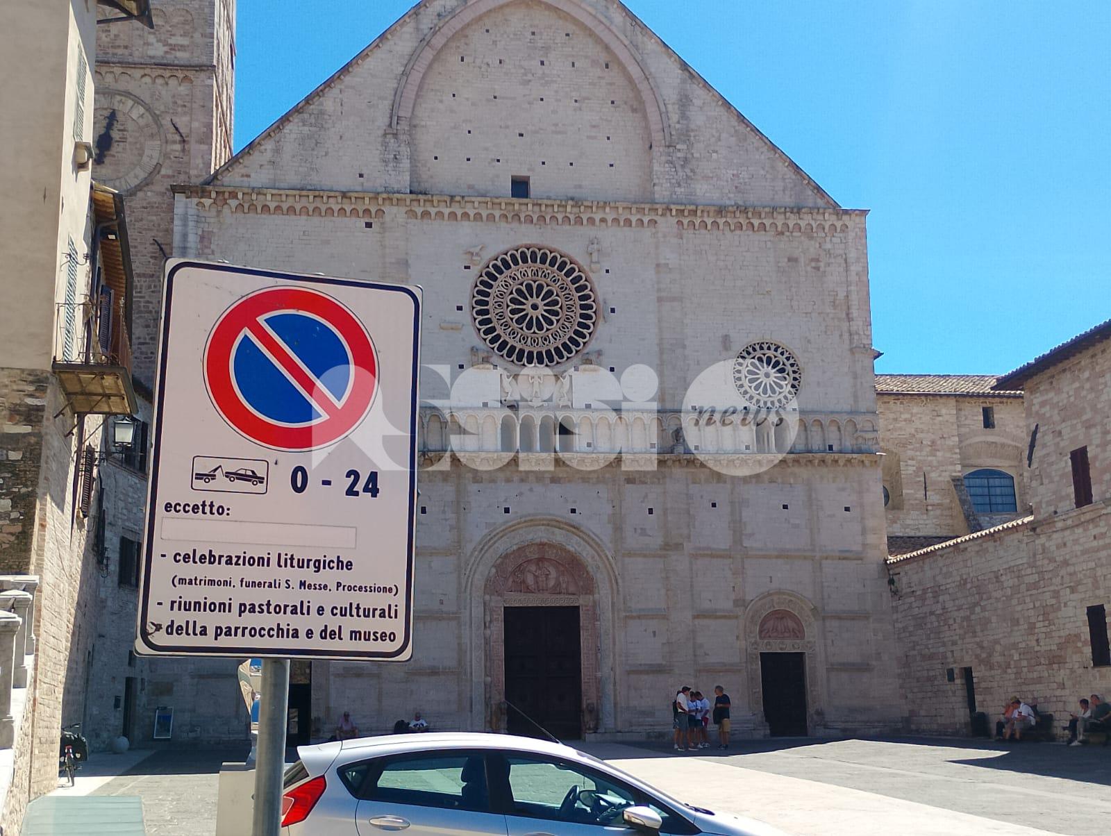 San Rufino, dopo le soste selvagge il cartello di divieto messo in posizione più visibile