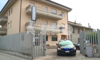 Sorpreso in auto a spacciare cocaina: arrestato ed espulso 22enne