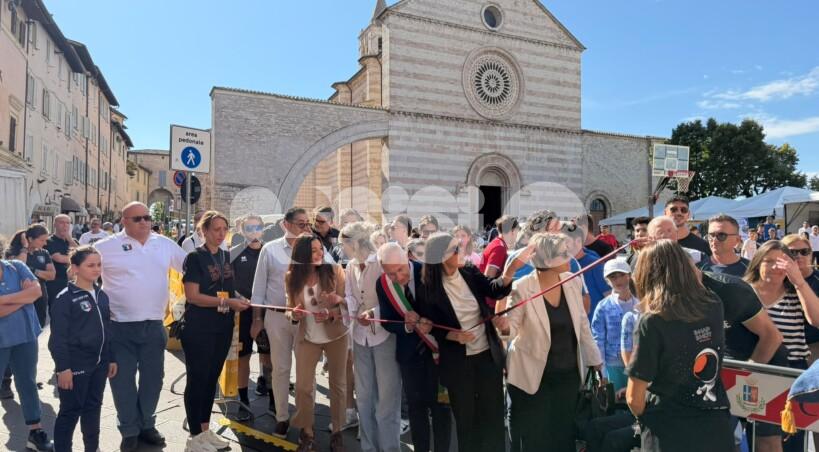 “Assisi in Sport – Futuro in Gioco” apre Assisi4Life: grande successo in piazza Santa Chiara (foto)