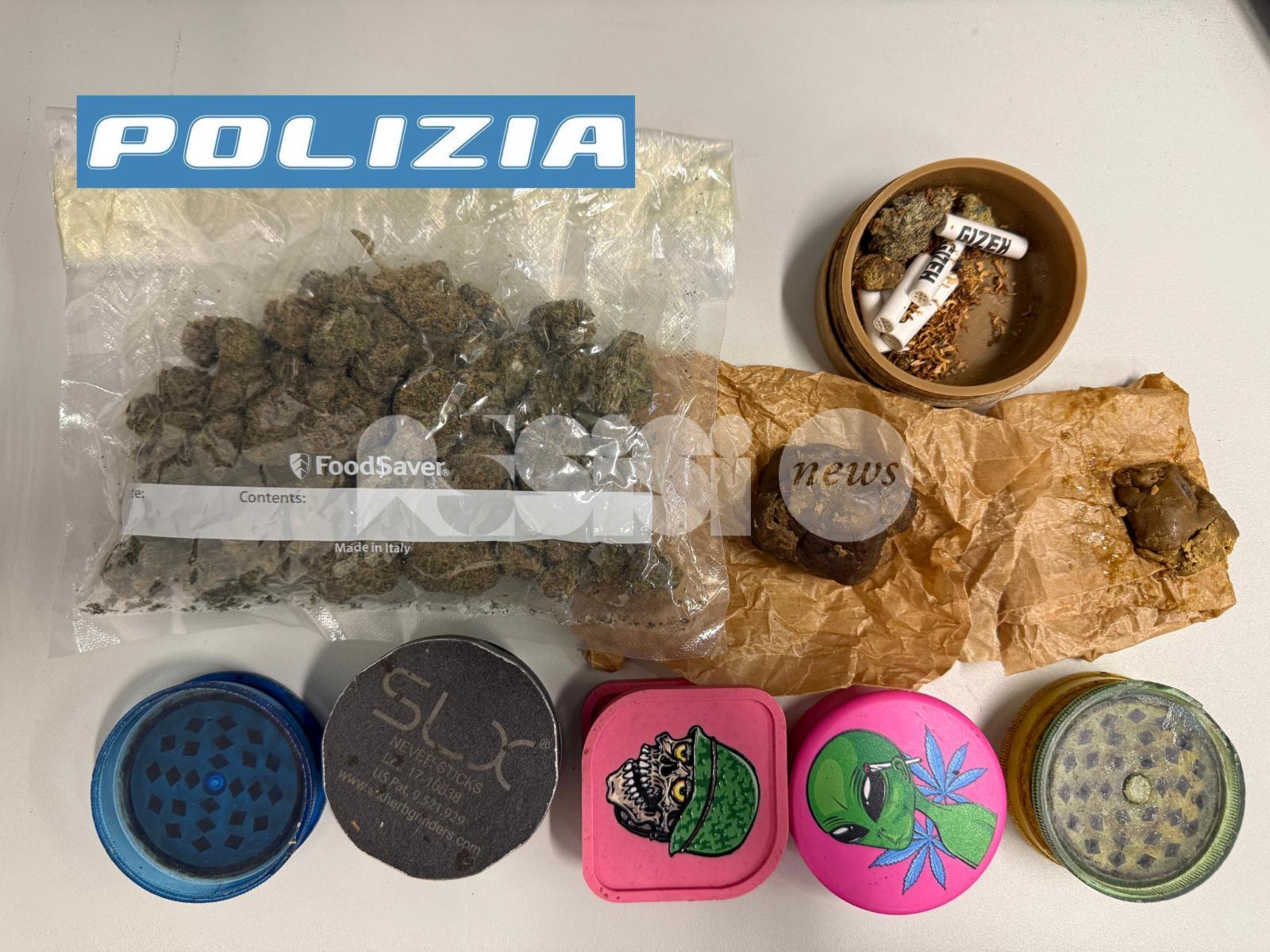 Droga lanciata dal balcone durante una perquisizione: un arresto e una denuncia