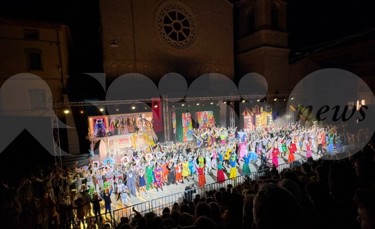 Sfilata del Rione San Rocco al Palio de San Michele 2026: in scena Commedia in tre atti (foto)