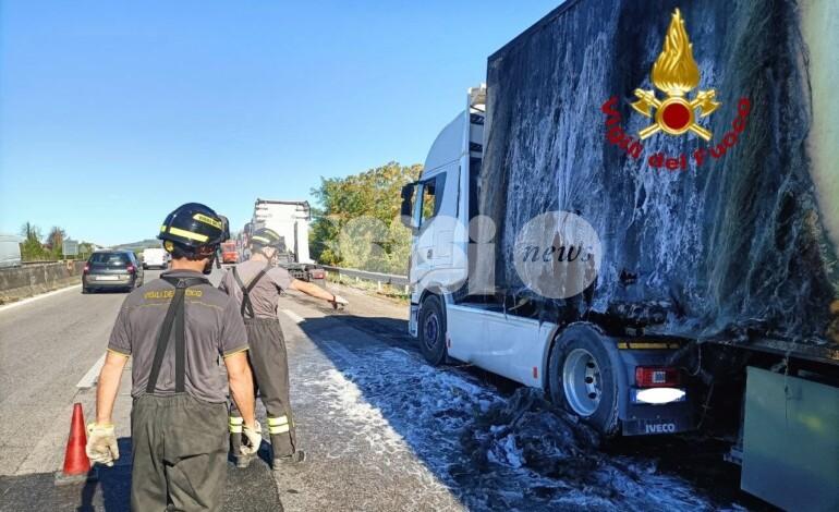 Autoarticolato in fiamme a Ospedalicchio, salvo il conducente