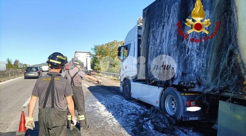 Autoarticolato in fiamme a Ospedalicchio, salvo il conducente