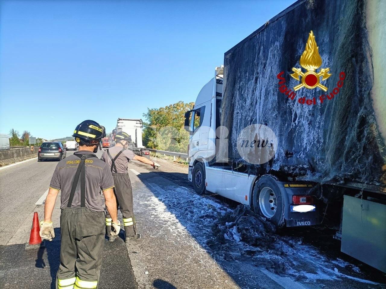 Autoarticolato in fiamme a Ospedalicchio, salvo il conducente