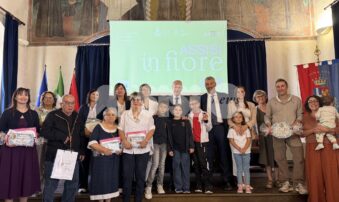 Balconi fioriti e infiorate 2026, i vincitori premiati in Comune (foto)